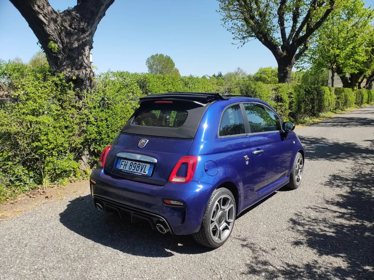 Noleggio abarth 595 cabrio milano 2