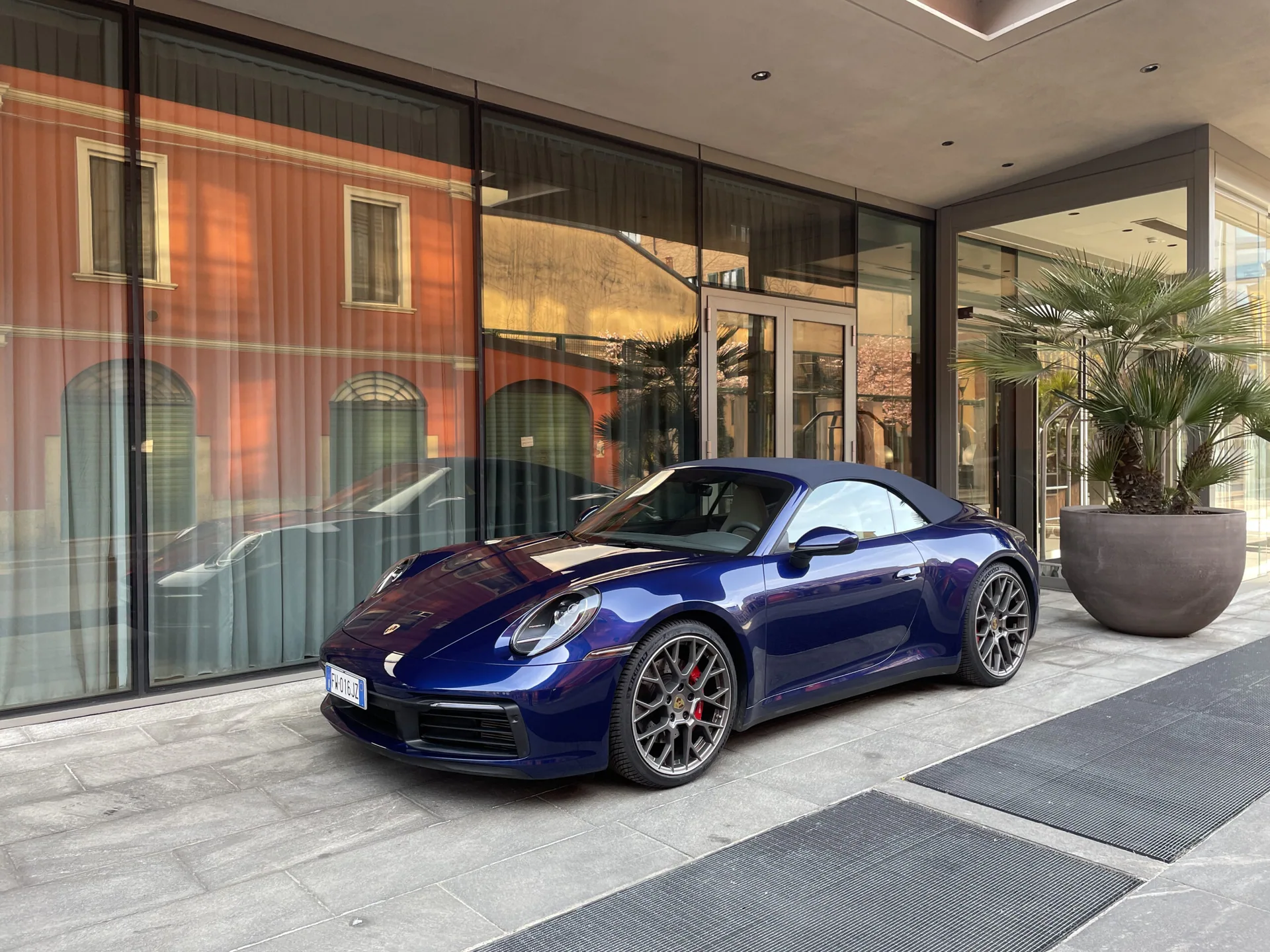 Noleggio porsche 992 4s cabrio milano 2 scaled